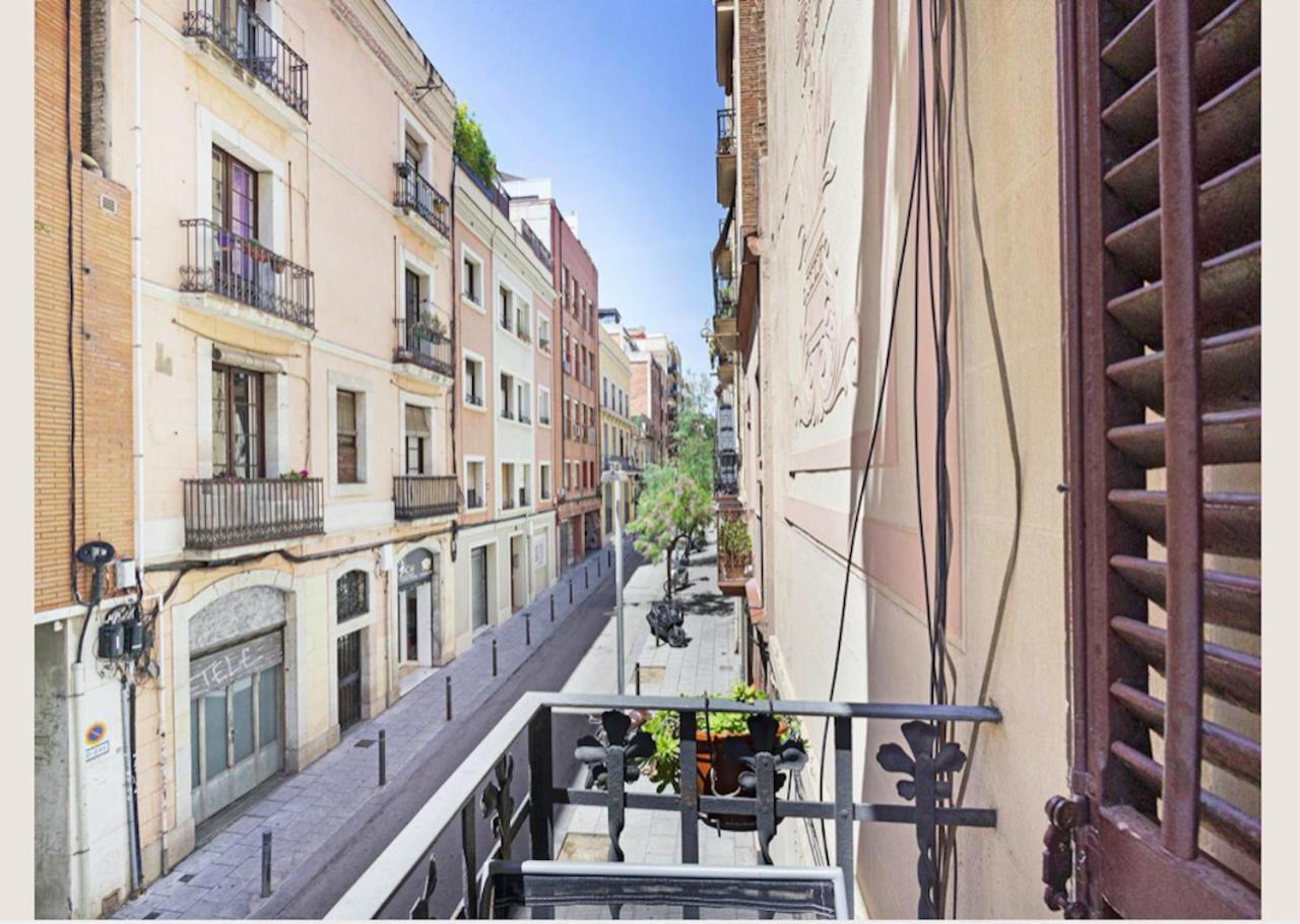 Great Apartment In Sagrada Familia With Balcony — Photos 1